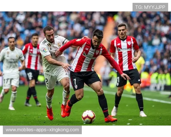 西甲巴萨中场压制到位,攻势如潮涌来